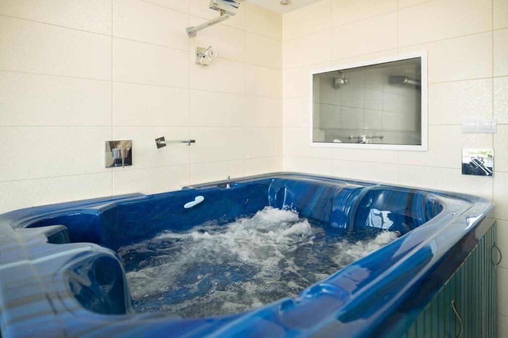 Martonfalvi Penthouse W Jacuzzi เดเบรตเซน ภายนอก รูปภาพ